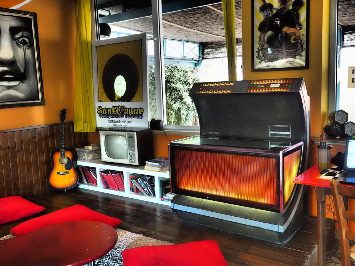 Sunflower Beach Backpacker Hostel & Bar ริมินี ภายนอก รูปภาพ