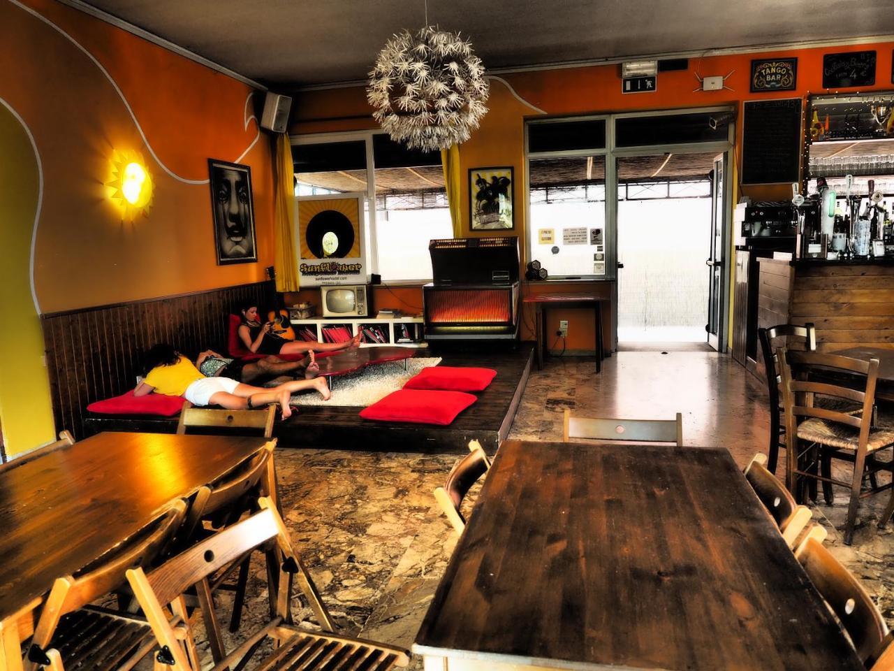 Sunflower Beach Backpacker Hostel & Bar ริมินี ภายนอก รูปภาพ